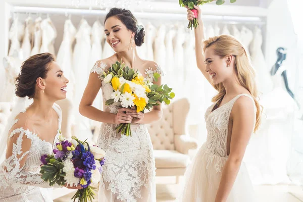 Novias en vestidos de encaje con flores en el salón de bodas - foto de stock