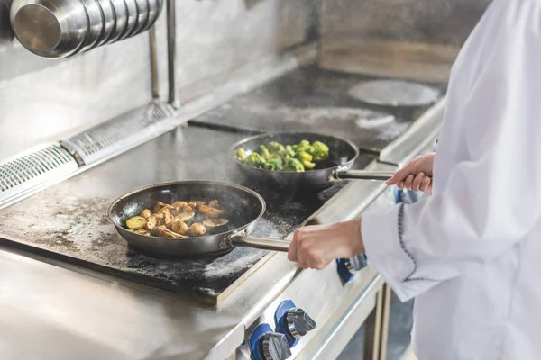 Image recadrée de légumes de friture chef au restaurant cuisine — Photo de stock