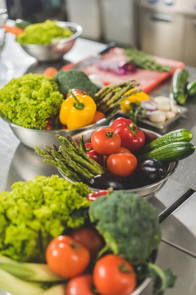 Спелые аппетитные овощи в мисках на столе — стоковое фото