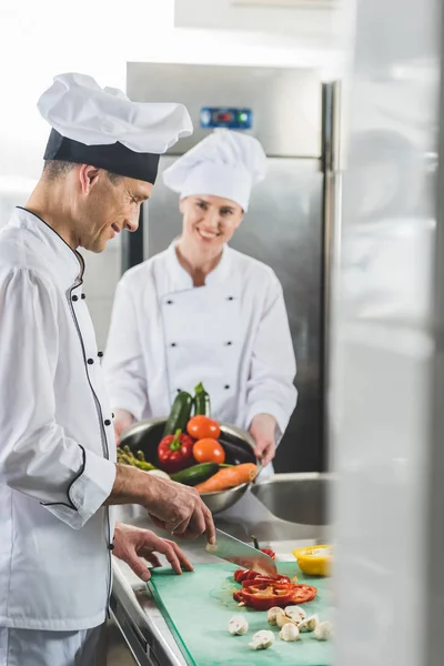 Chef coupant des légumes au restaurant cuisine — Photo de stock