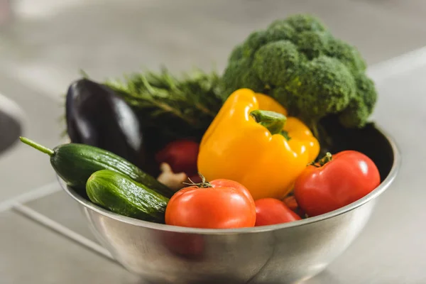 Tazón de verduras orgánicas maduras en la mesa - foto de stock