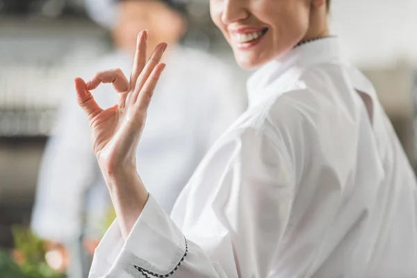 Zugeschnittenes Bild von Koch mit Okay-Geste in Restaurantküche — Stockfoto