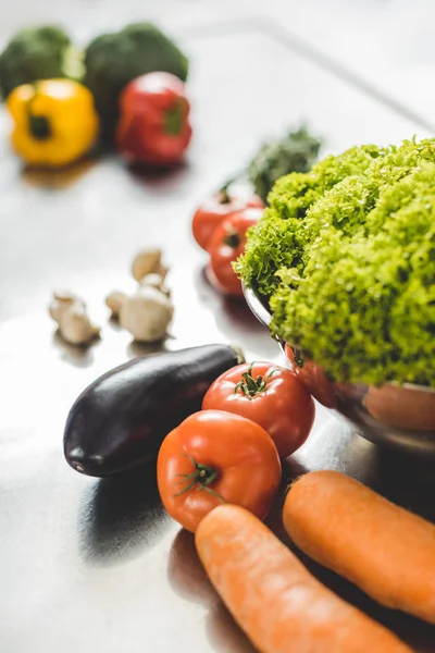 Verduras maduras deliciosas sin procesar en la mesa — Stock Photo