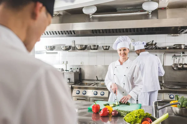 Chefs multiculturales que trabajan en la cocina del restaurante - foto de stock