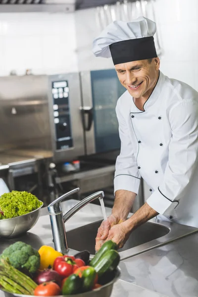 Gutaussehender Koch wäscht sich in Restaurantküche die Hände — Stockfoto