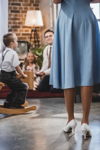 Unterteil des Vaters mit zwei Kindern, die Mutter steht im Vordergrund, Stil der 1950er Jahre — Stockfoto