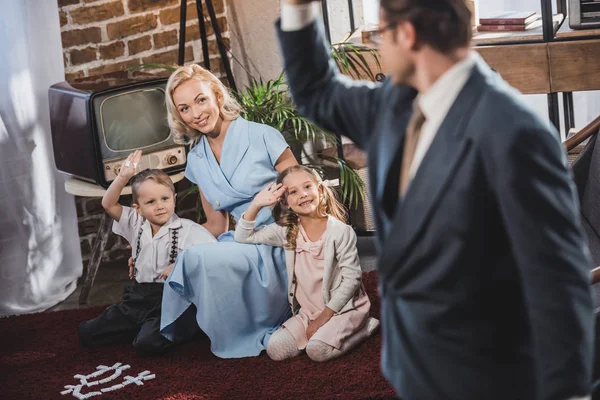 Selektiver Fokus des Vaters, der zur Arbeit geht und der glücklichen Familie zuwinkt, Stil der 1950er Jahre — Stockfoto