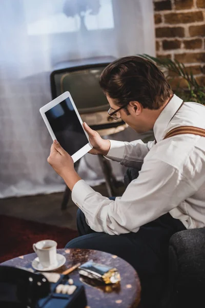 Homem retro estilo em óculos usando tablet digital com tela em branco — Fotografia de Stock