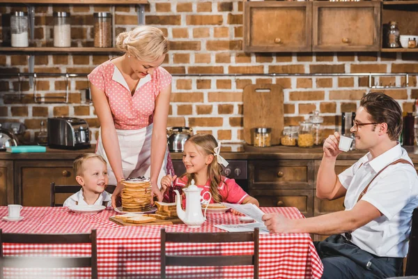 Glückliche Familie im Retro-Stil beim gemeinsamen Frühstück — Stockfoto