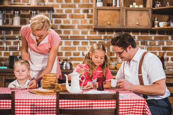 Glückliche Familie im Vintage-Stil beim gemeinsamen Frühstück — Stockfoto