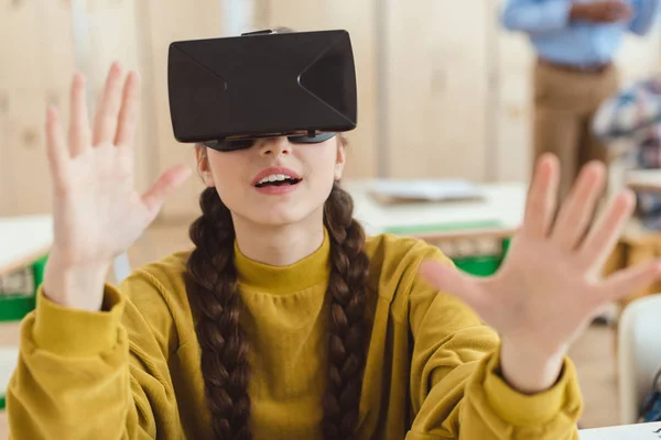 Estudiante adolescente de secundaria usando auriculares de realidad virtual - foto de stock