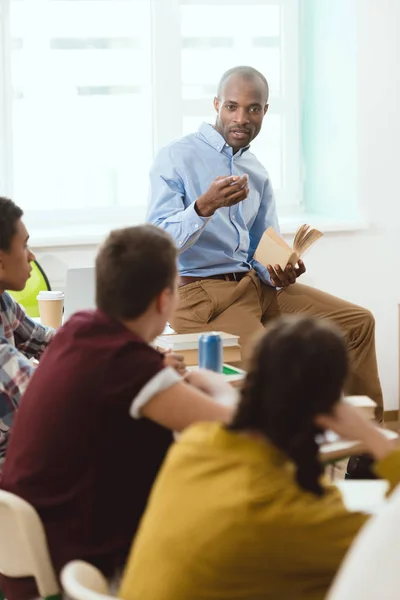 Teacher performing lecture for high school students — Stock Photo