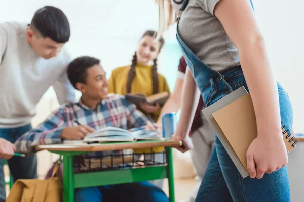Alunos do ensino médio ajudando seu colega de classe com lição de casa — Fotografia de Stock