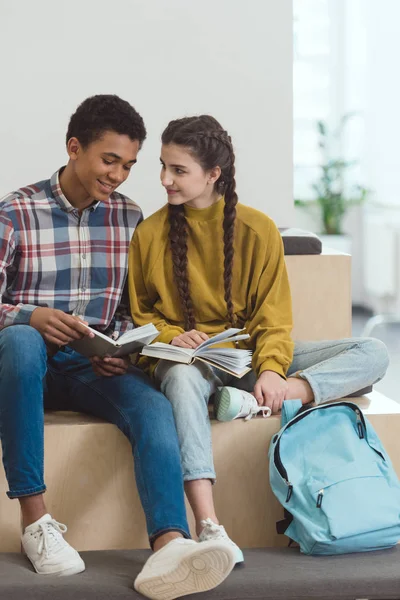 Glückliche Gymnasiasten beim gemeinsamen Hausaufgabenmachen — Stockfoto