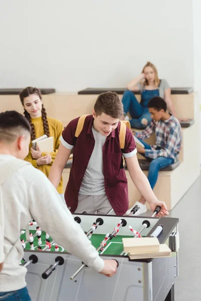 Gymnasiasten spielen Tischkicker in der Schule — Stockfoto