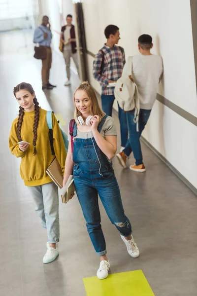 Grupo de estudantes do ensino médio passar o tempo no corredor da escola durante o intervalo — Fotografia de Stock