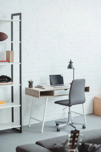 Interno del moderno soggiorno con computer portatile sul tavolo da lavoro — Foto stock