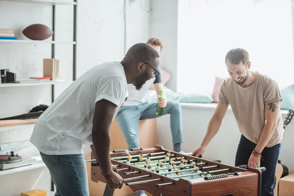 Deux jeunes amis multiethniques jouant au baby-foot — Photo de stock