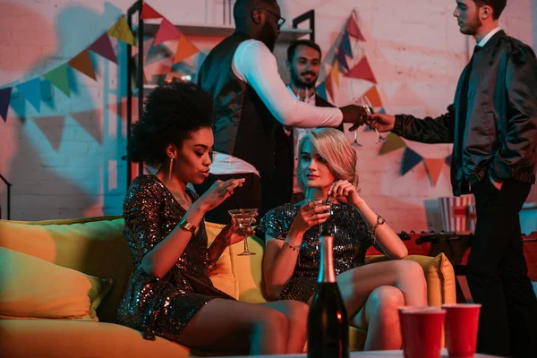 Amigos multirraciais fazendo festa com bebidas de champanhe — Fotografia de Stock