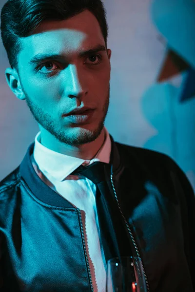 Stilvoller junger bärtiger Mann im Blaulicht — Stockfoto