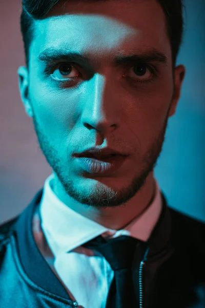 Retrato de joven barbudo hombre de moda en luz azul - foto de stock