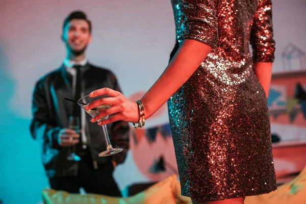 Vista close-up de vidro com coquetel na mão de mulher na festa — Fotografia de Stock
