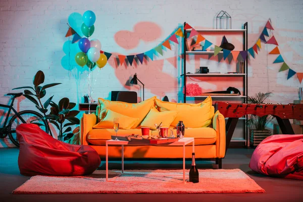 Intérieur de la chambre confortable décorée avec des ballons pour la fête — Photo de stock