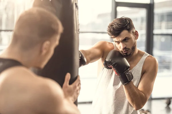 Focus selettivo di allenamento sportivo con sacco da boxe in palestra — Foto stock