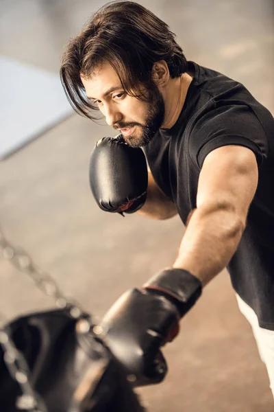 Vista de ángulo alto del boxeo joven muscular en el gimnasio - foto de stock