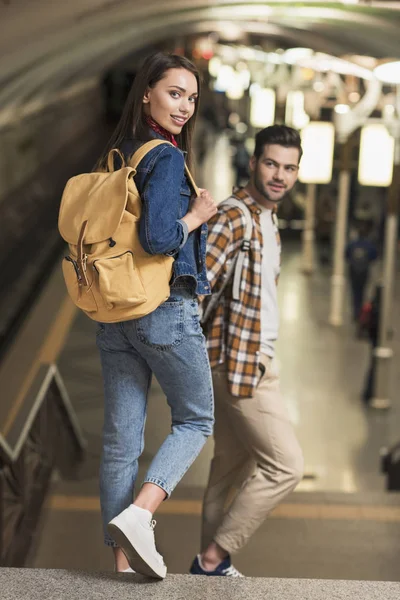 Casal elegante de turistas com mochilas na estação de metrô — Fotografia de Stock