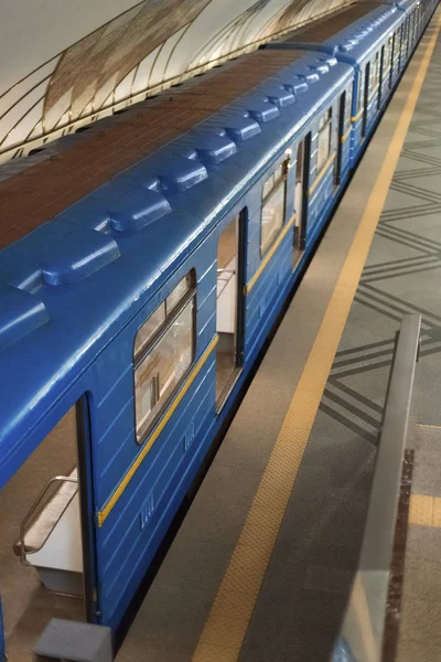 Vue grand angle du train à la station de métro — Photo de stock