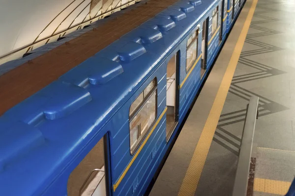 Vista de ángulo alto del tren en la estación de metro - foto de stock