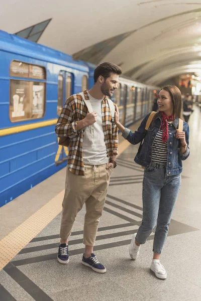 Молода стильна пара туристів на станції метро — стокове фото
