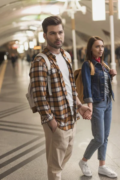 Pareja de turistas con estilo en la estación de metro - foto de stock