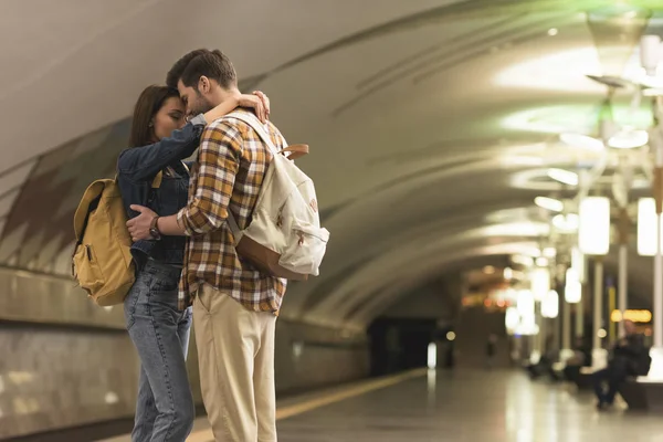 Deux touristes élégants s'embrassant à la station de métro — Photo de stock
