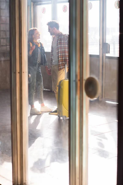 Couple élégant de touristes avec sac à dos et sac à roulettes au métro — Photo de stock