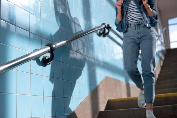 Обрізане зображення стильного жіночого туриста, що йде вниз в метро — стокове фото