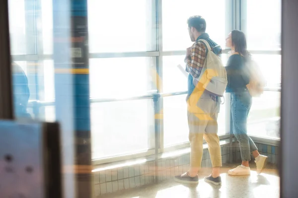 Pareja de viajeros con estilo con mochilas en el metro - foto de stock