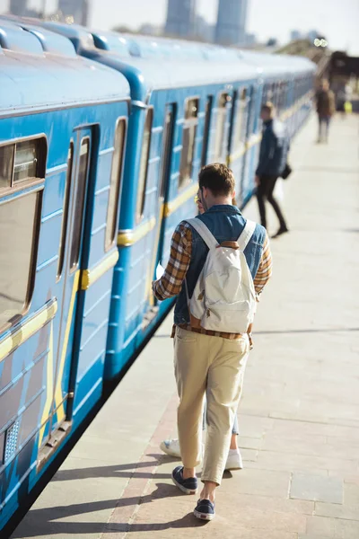 High angle view of couple of tourists with map at outdoor subway station — Stock Photo