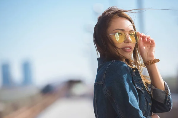 Portrait de la jeune femme élégante dans des lunettes de soleil — Photo de stock