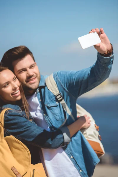 Pareja elegante de turistas tomando selfie en el teléfono inteligente - foto de stock