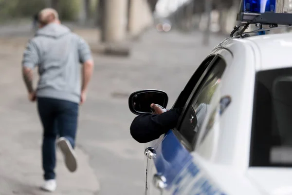 Tiro cortado de policial em carro perseguindo ladrão — Fotografia de Stock
