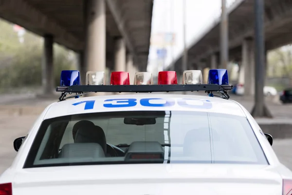 Vue arrière des feux du haut de la voiture de patrouille de police — Photo de stock