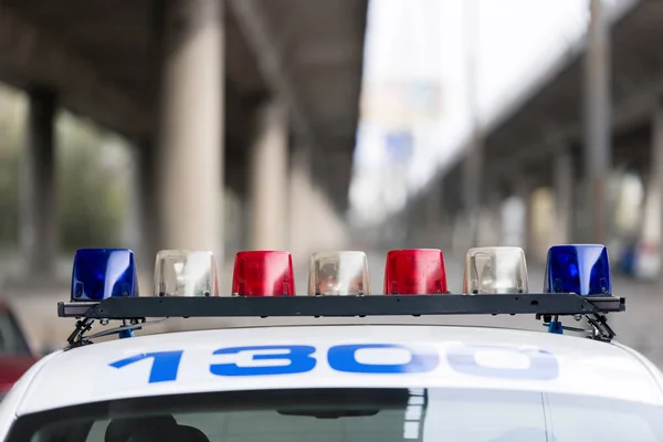 Vista posteriore delle luci della parte superiore della pattuglia della polizia auto sulla strada — Foto stock