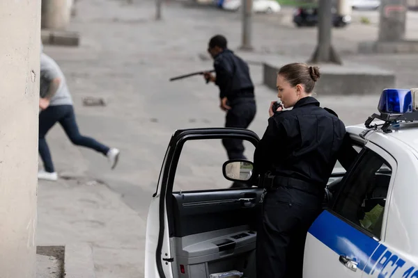 Agenti di polizia con auto inseguimento ladro sulla strada — Foto stock