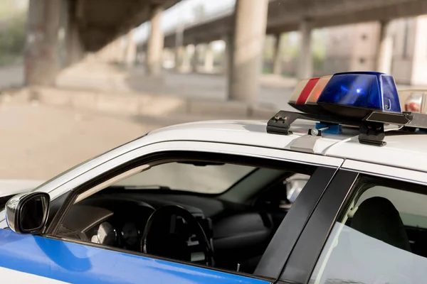 Primo piano colpo di auto della polizia con sirena sul tetto — Foto stock