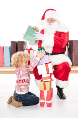 Noel Baba ile çocuk ve hediye kutuları