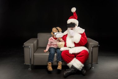 Noel Baba ve çocuk ile sanal gerçeklik kulaklıklar 