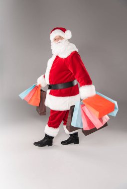 Noel Baba ile alışveriş torbaları
