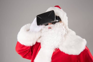 Noel Baba sanal gerçeklik Kulaklık takmış  